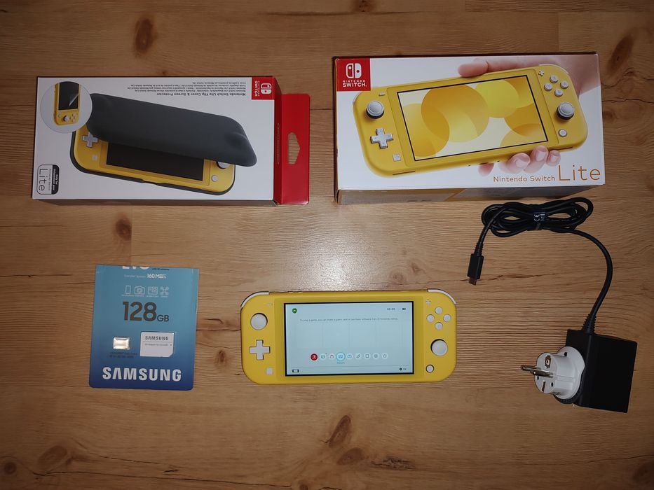 Nintendo Switch Lite + Karta pamięci 128 GB + Oficjalne Etui Flip Case