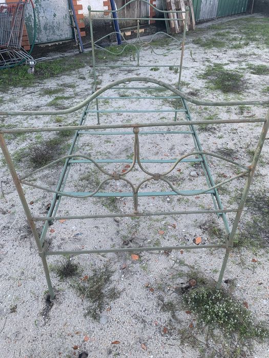 Cama antiga em ferro
