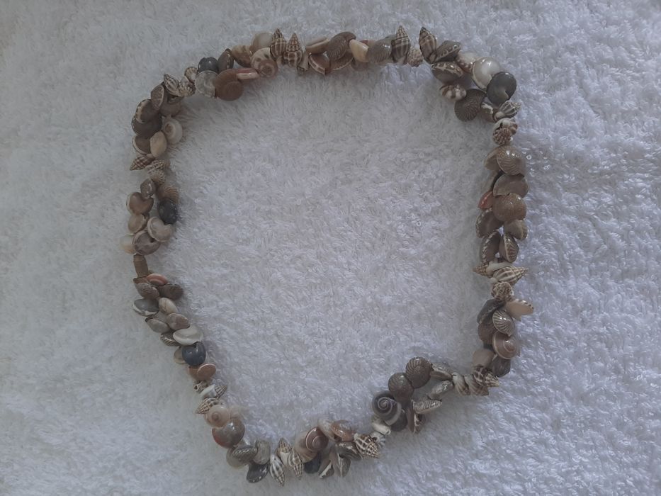 Colar artesanal feito em conchas