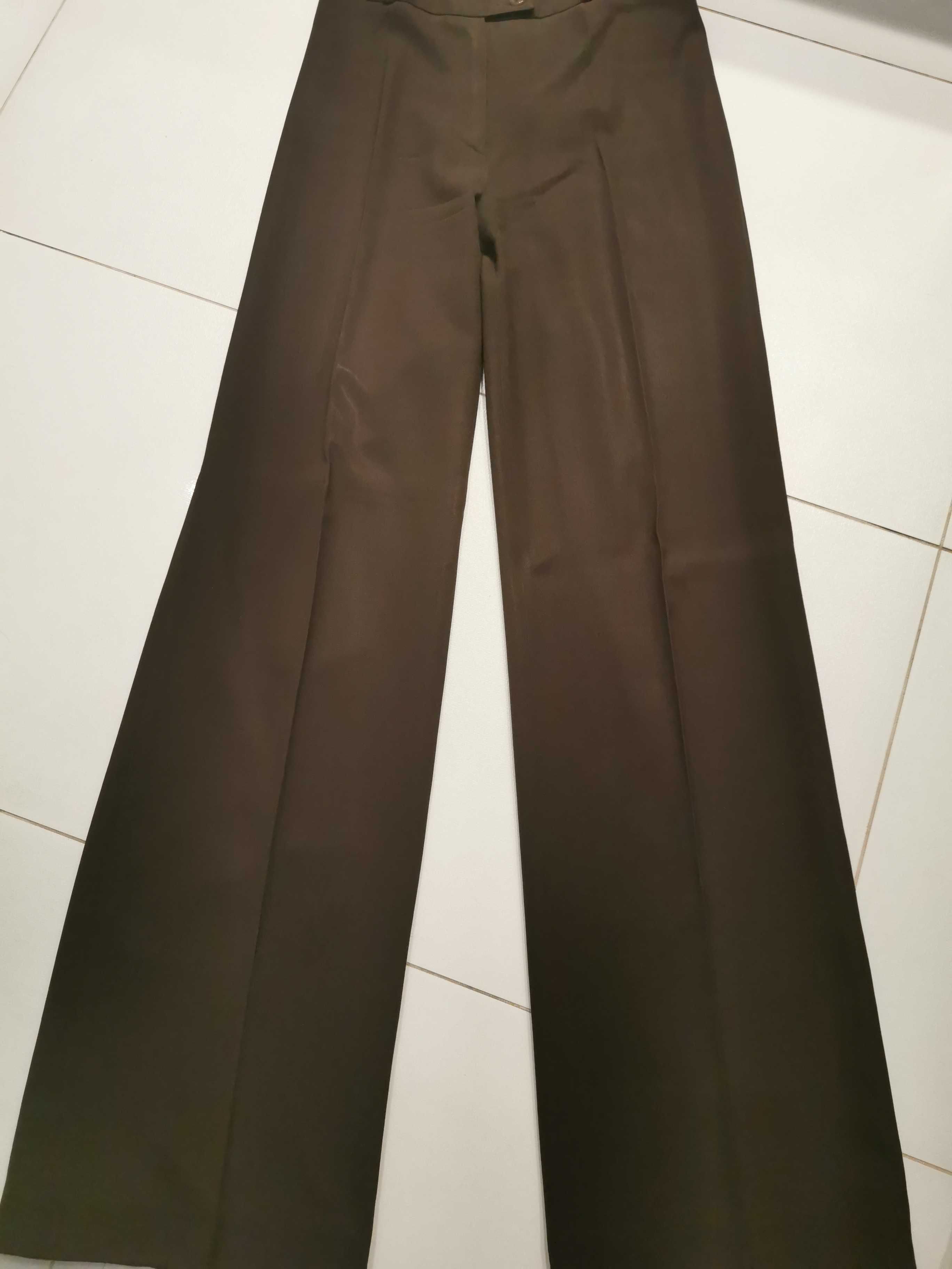 Elegancki garnitur z lekko rozszerzanymi spodniami