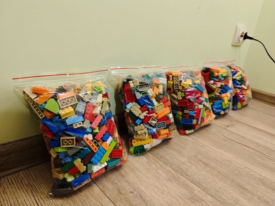 Одним лотом оригінальний конструктор Lego. Загальною вагою більше 3 кг