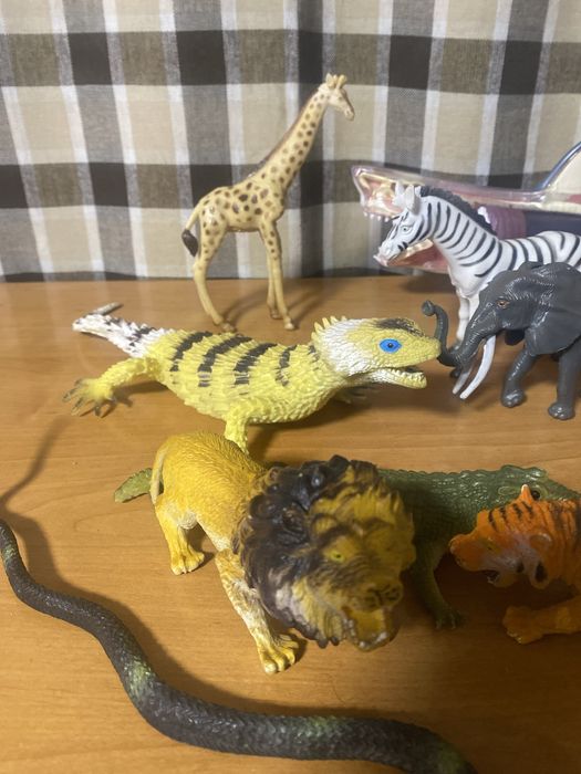 Фигурки игрушки животных ,пресмыкающих,акулы