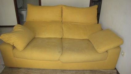 Sofá amarelo moderno