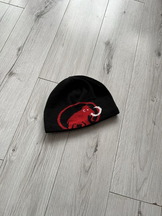 Чорна шапка Mammut Tweak Beanie Vintage с червоним логотипом мамонта