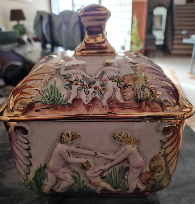 Antiga caixa co tampa em faiança  ELPA ALCOBACA