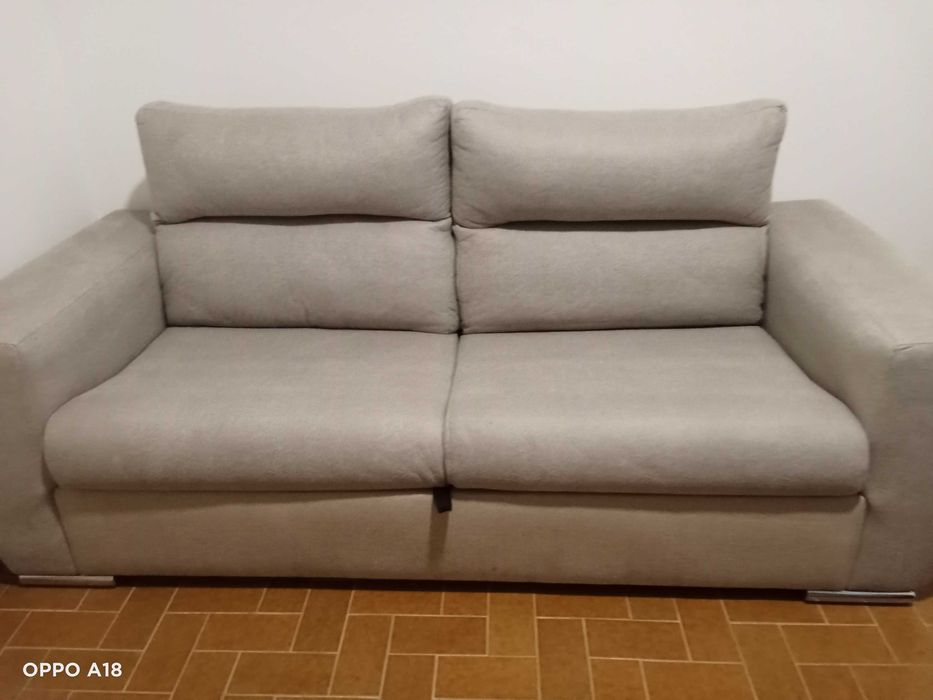Sofá Cama pouco usado fácil limpeza.