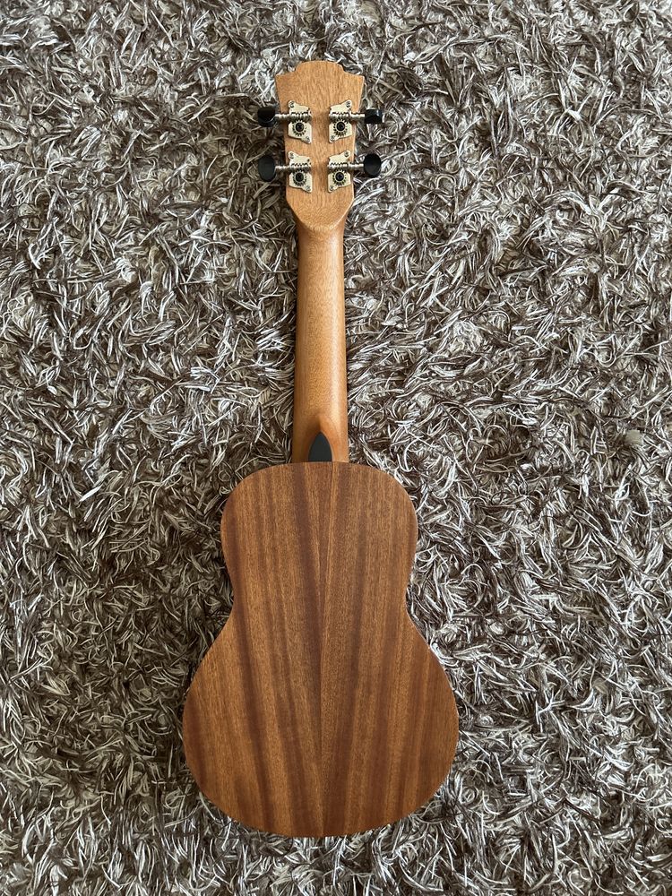 Ukelele da marca Lag em ótima condição, perfeito para iniciantes.