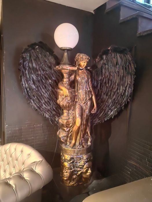 Estátua com ou sem as asas (elas saem)