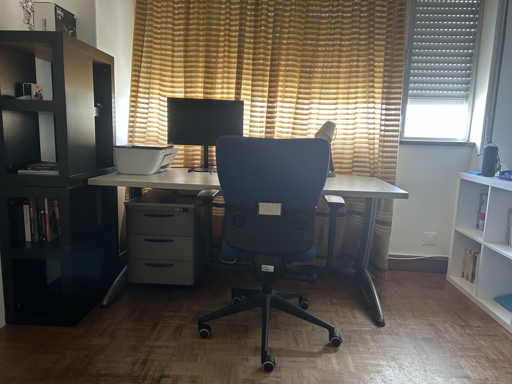Secretária / mesa escritorio com 3 gavetas (e cadeira)