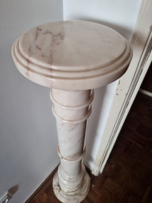 Pedestal em mármore