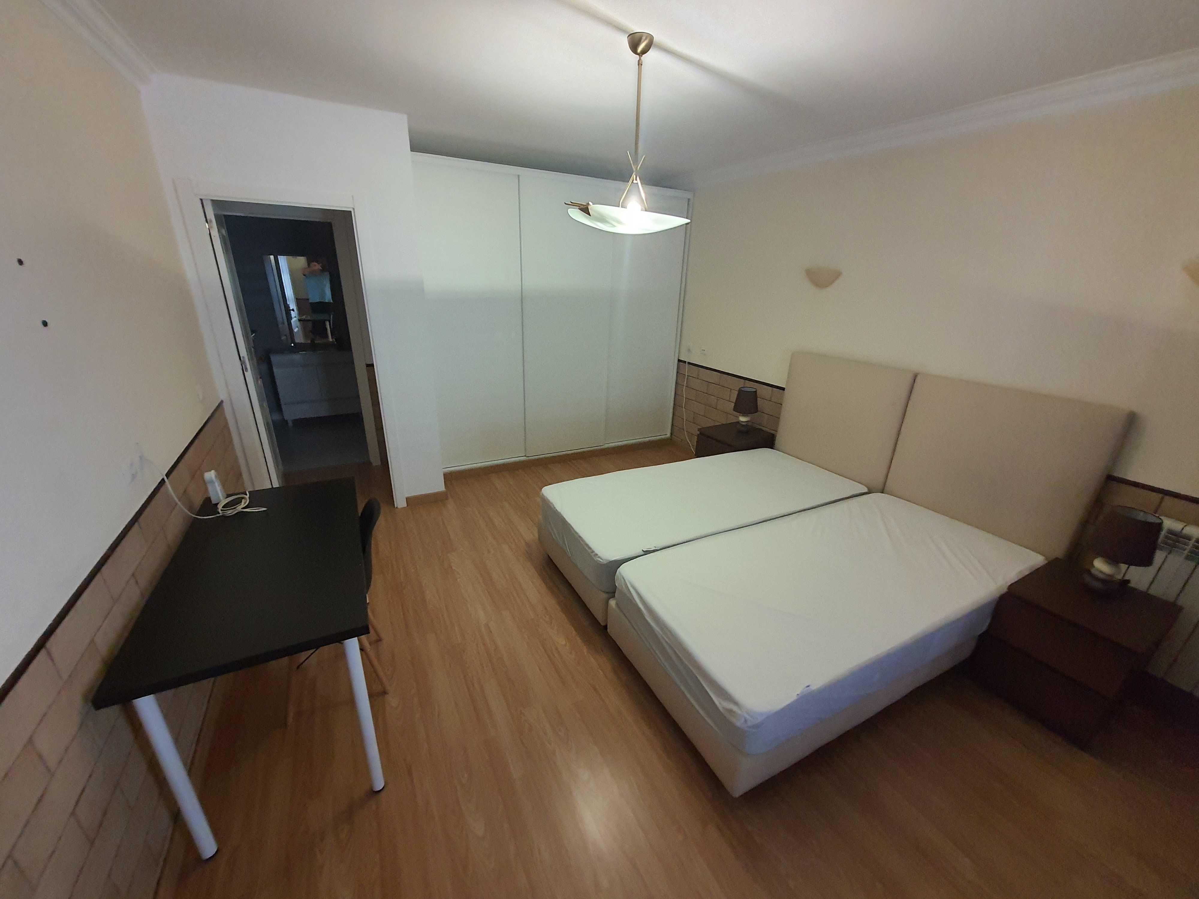 Alverca - Quarto Casal- Duplo com wc PRIVADO - Disponível de Imediato