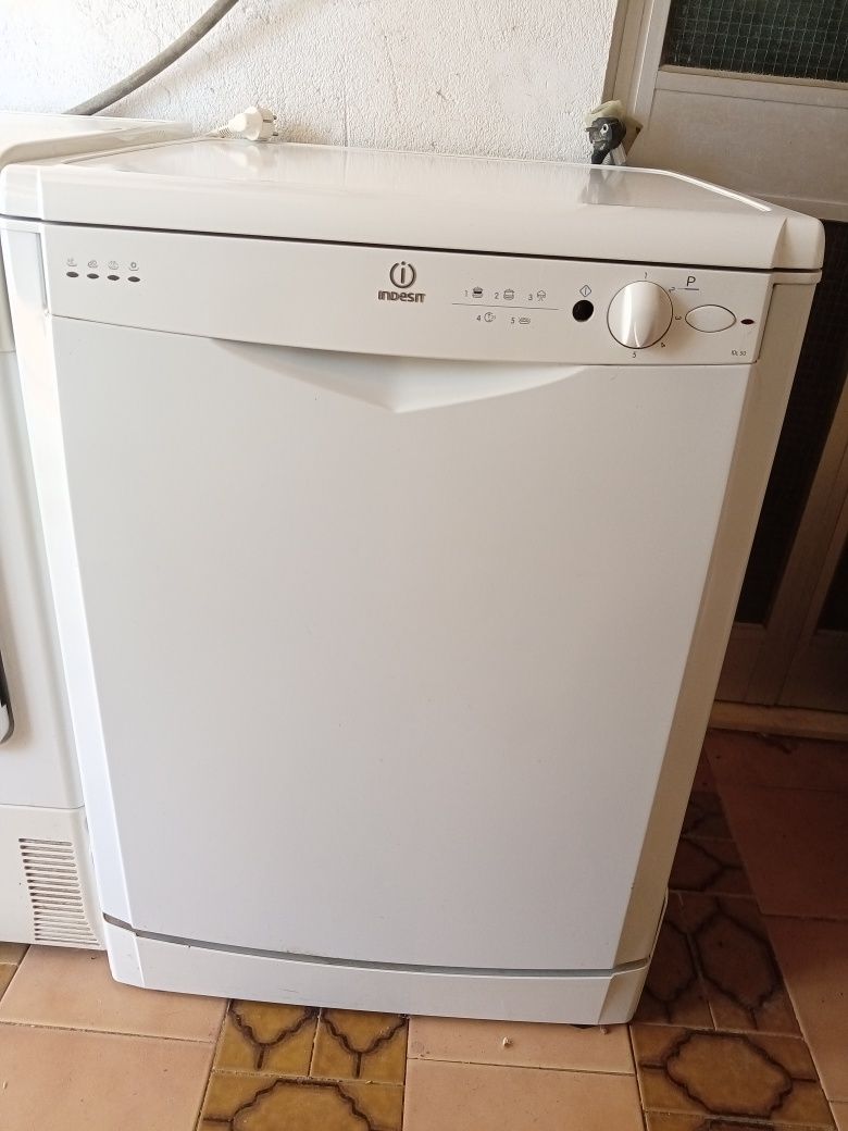 Máquina de lavar loiça Indesit