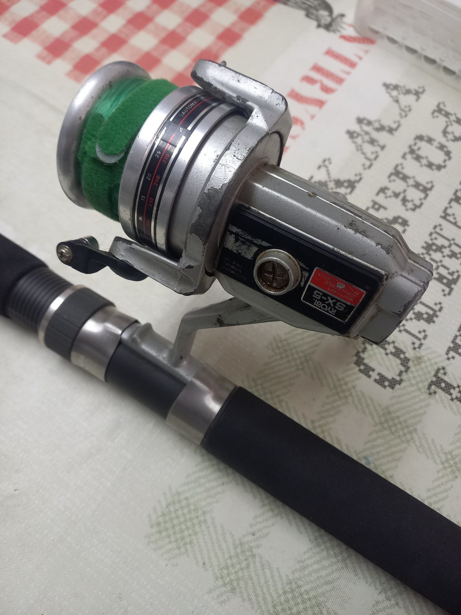 Cana de pesca, mar e rio em bom estado