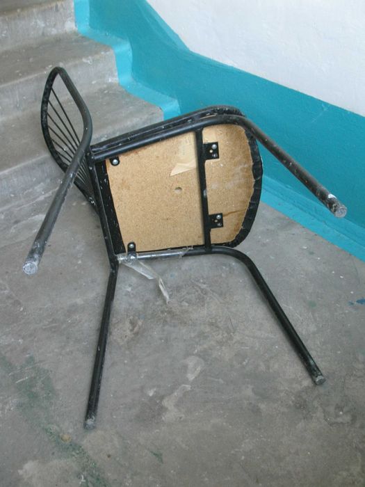 Стул со спинкой прочный добротный из толстого металла