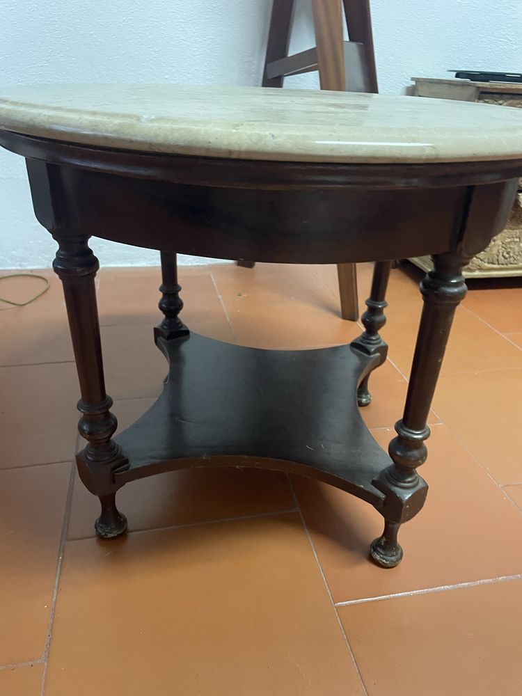 Mesa em pedra e madeira