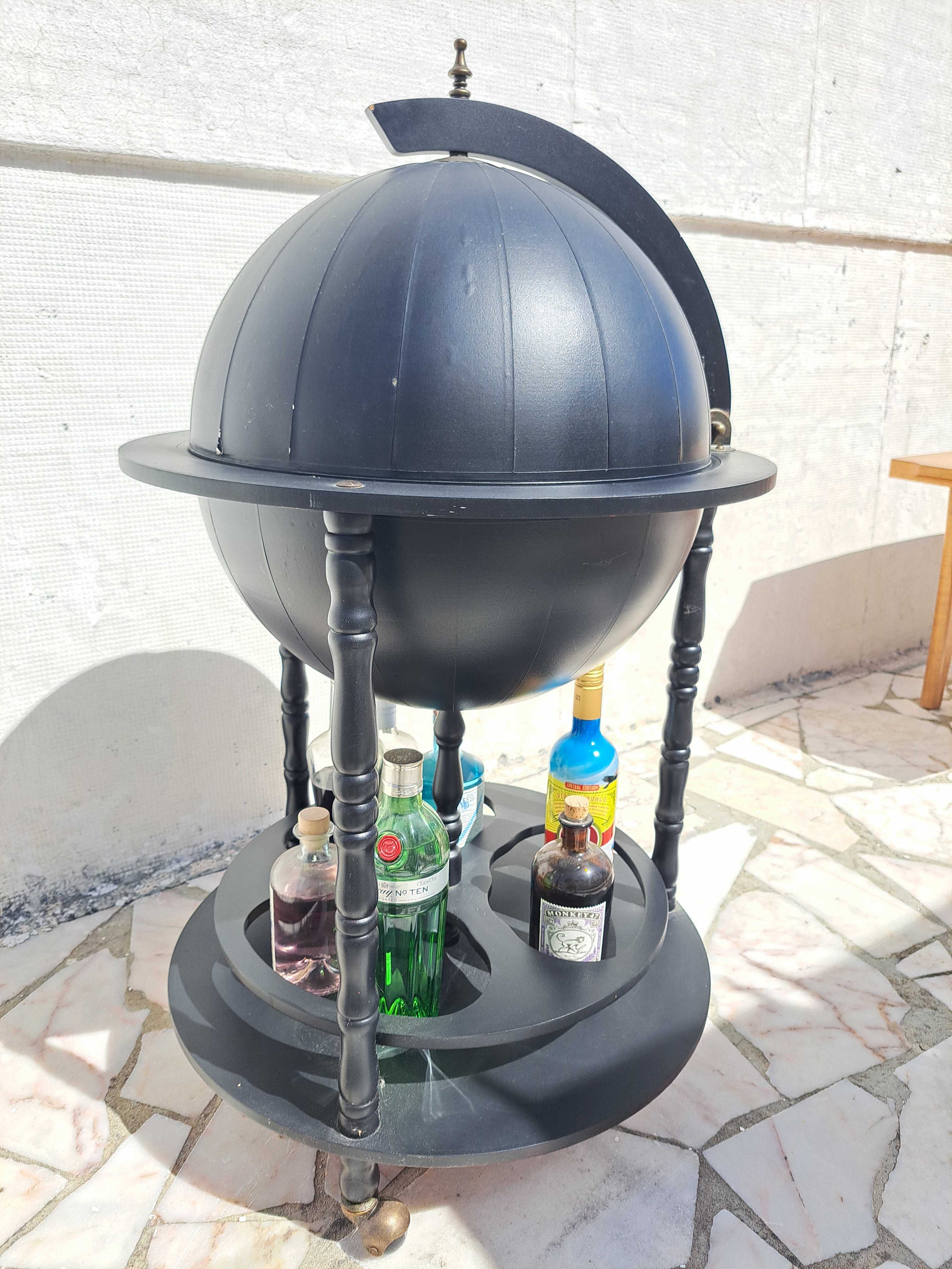 Minibar Globo Preto c\ rodas.