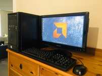 Wydajny komputer gamingowy z monitorem i akcesoriami
