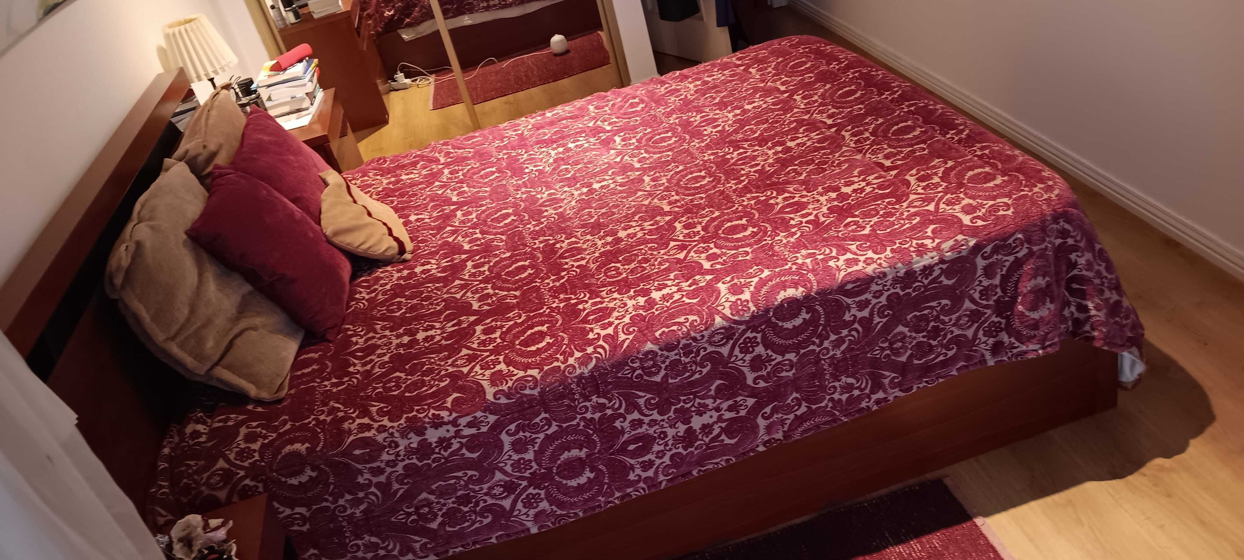 Mobília de quarto de casal em bom estado