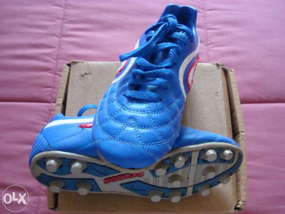 Chuteiras de futebol Kronos tamanho 36