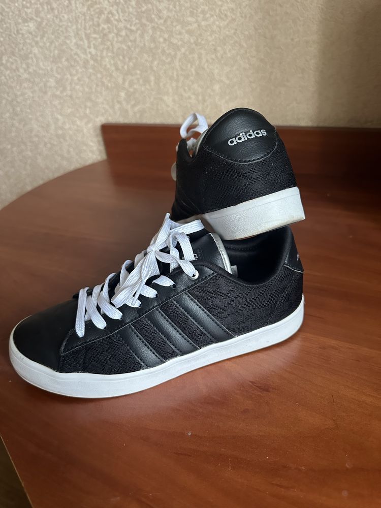 Шкіряні кросівки addidas р. 36.5