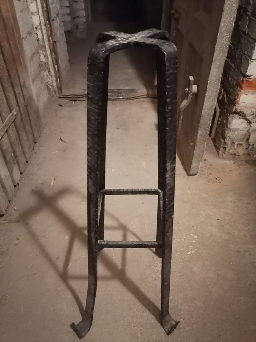 Kuty stojak na kwiaty