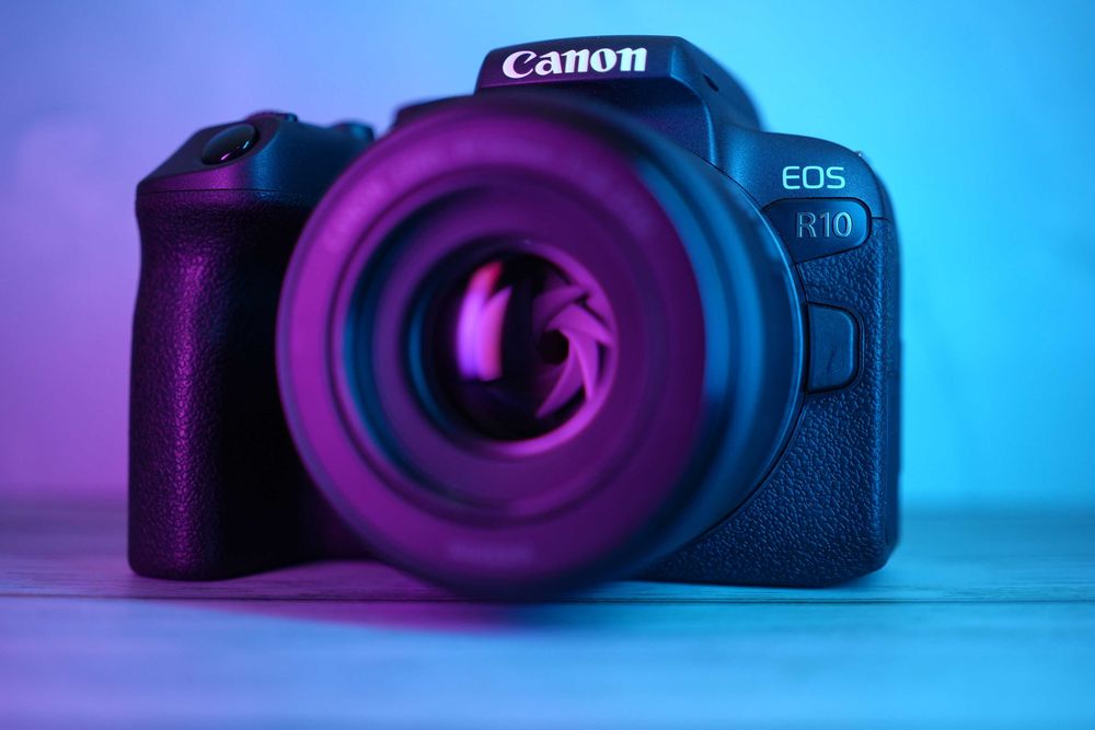 Canon R10 com objetiva RF 50mm, microfone, cartão 32GB e bolsa