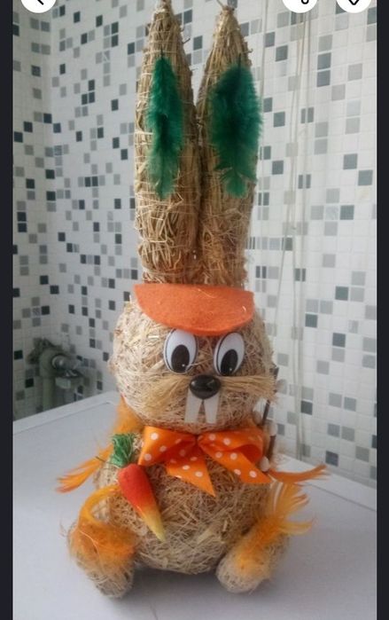 Zając wielkanocny ze słomy piórek