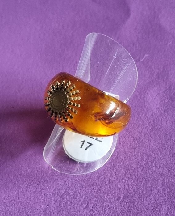 Anel em acrílico castanho com sol dourado, em aço. T17