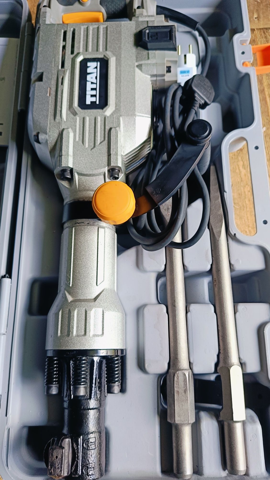 Młot wyburzeniowy B2 Titan udarowy 50J 1700W TTB811DRH 16.4kg Hex