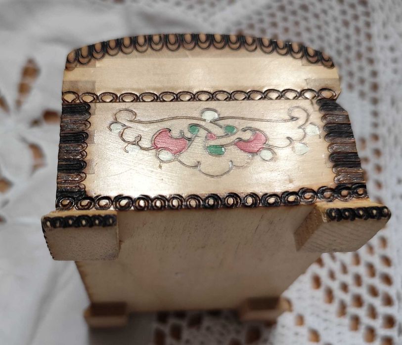 Ładna drewniana szkatułka Bułgaria stroje ludowe skrzyneczka drewno