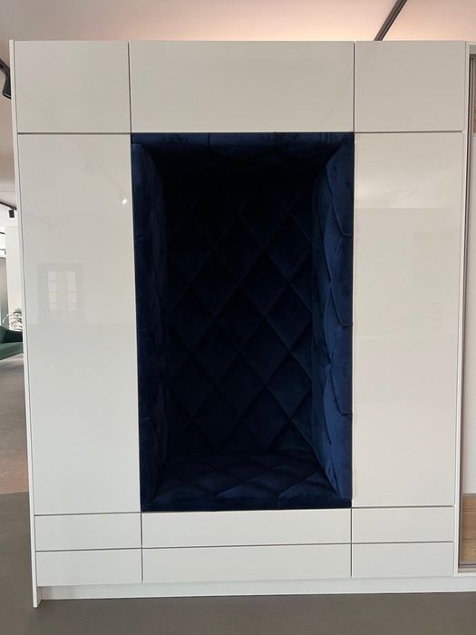 Szafa , garderoba z tapicerka z EXPO , lakier polysk