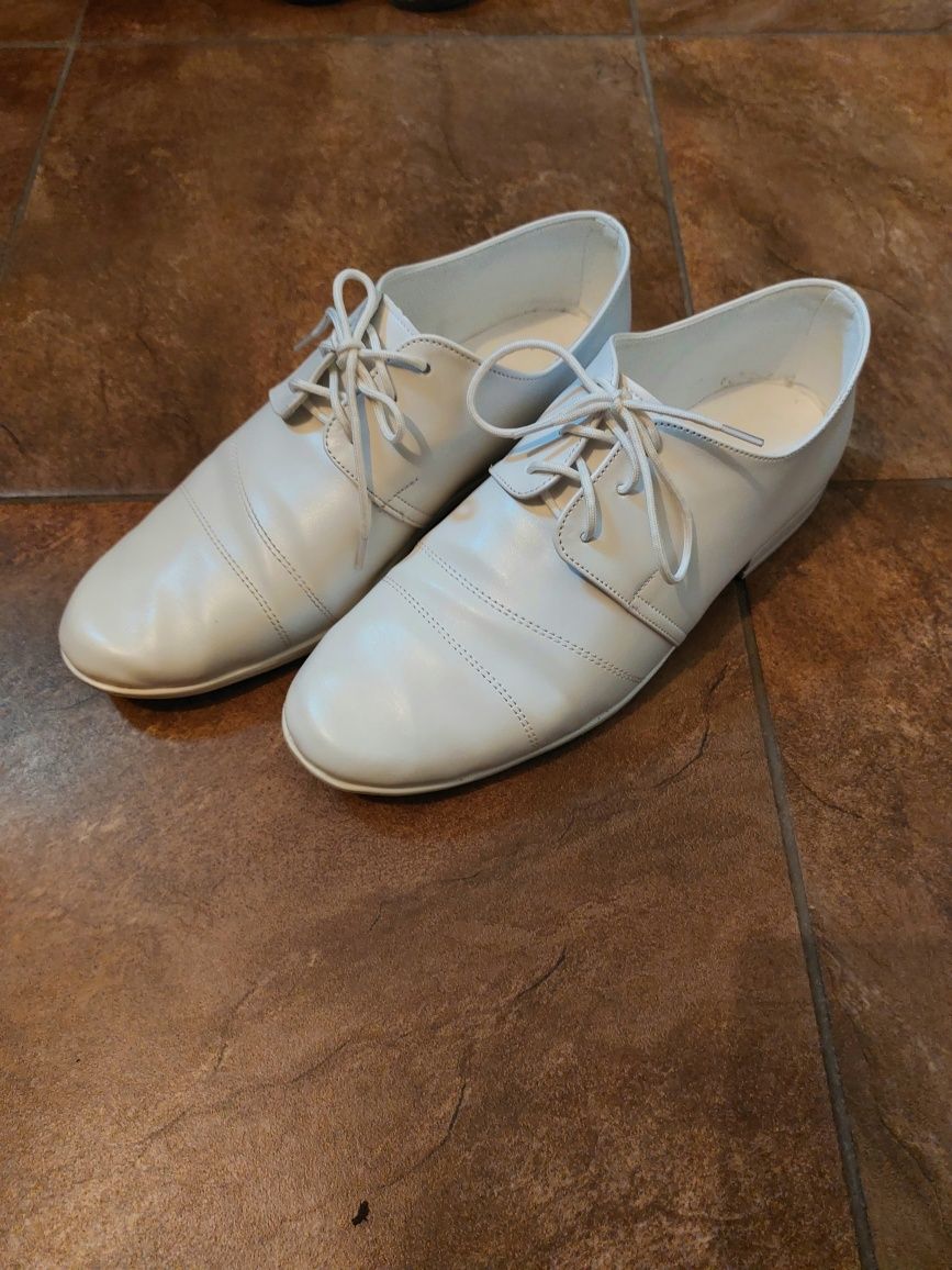 Buty białe roz 36