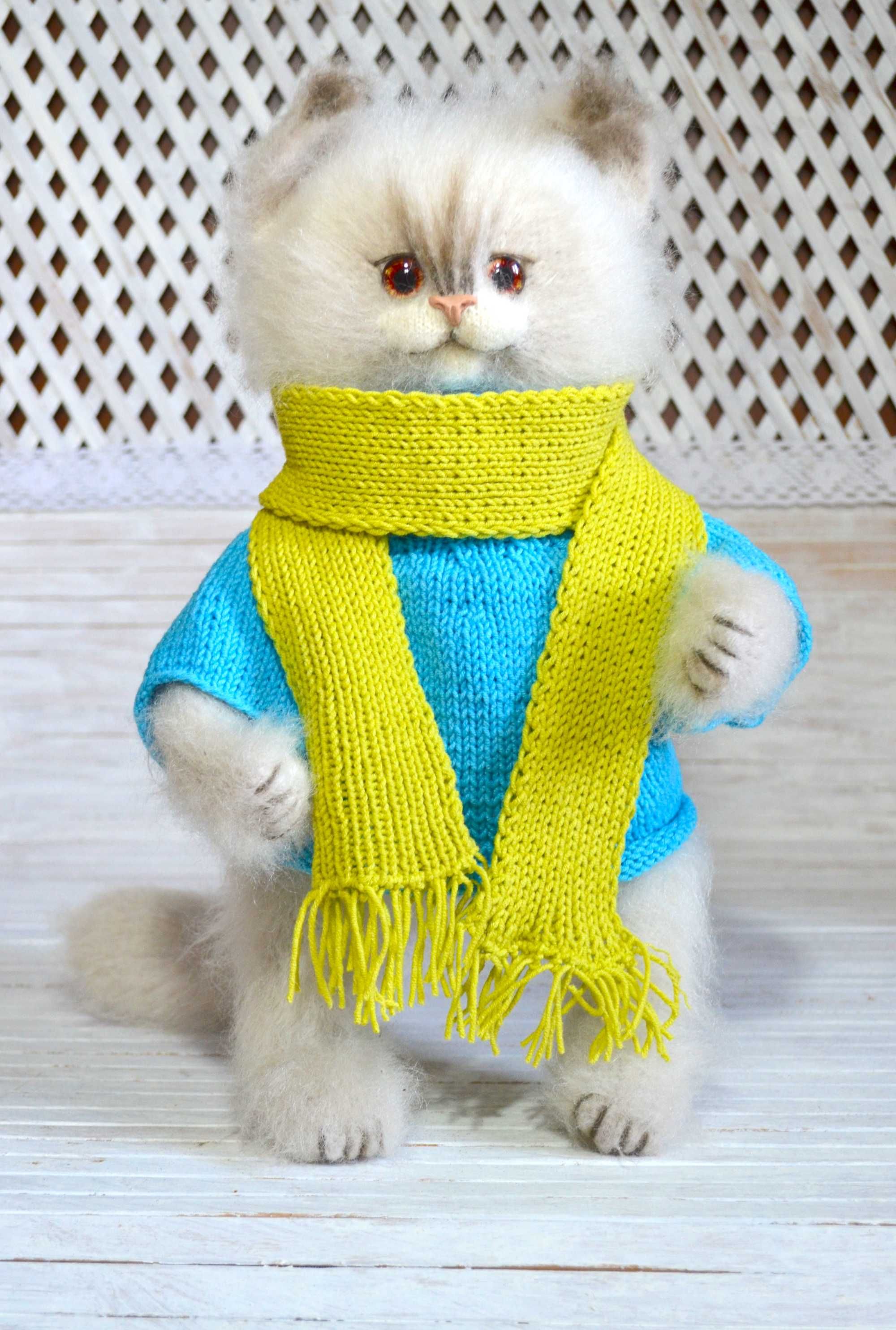 Пушистый кот в свитере и шарфе, декоративная игрушка
