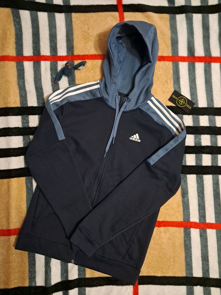 Нове худі Adidas з етикеткою