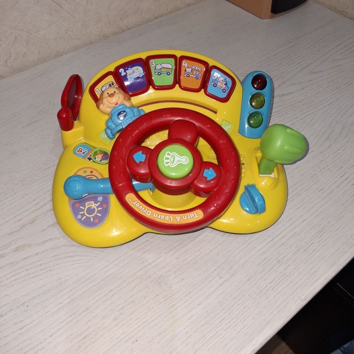 Продається іграшка руль, багато звуків та мелодій.