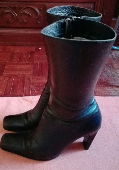 Botas de cano alto, côr preta, tam: 38