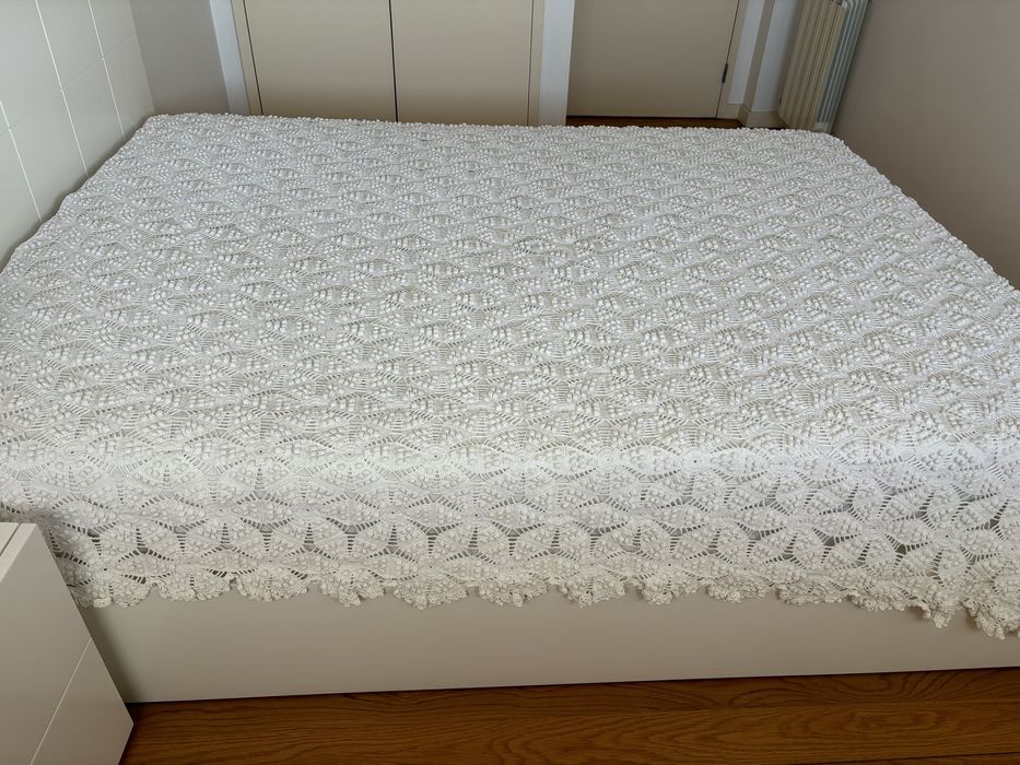 Colcha de renda branca feita a mao, medidas: 2,08m x 1, 95 m