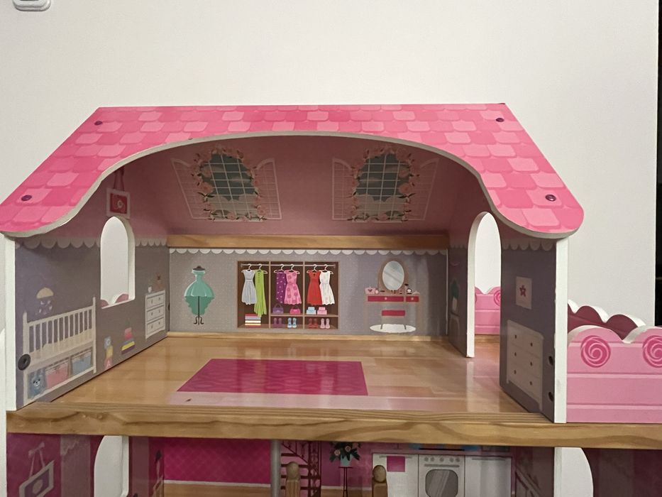 Drewaniany domek dla lalek