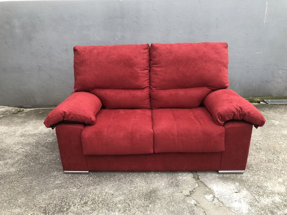 Excelente sofá de 2 lugares , vermelho tinto. Ótimo estado