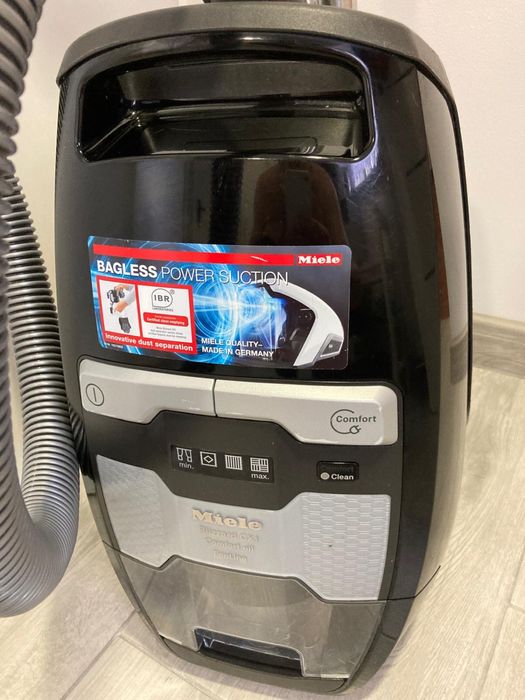 Odkurzacz Miele Blizard CX1 sterowie w rękijesci