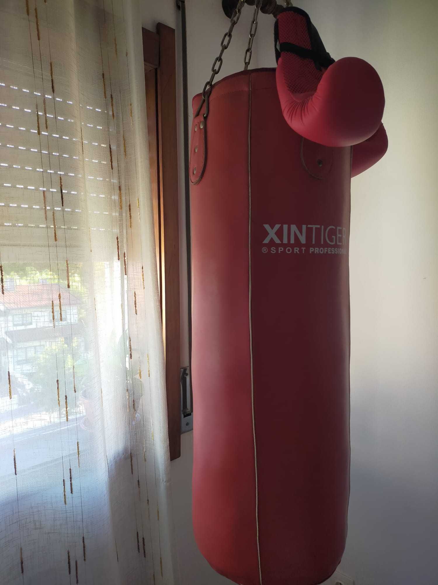 Saco de boxe com luvas e suporte para teto incluidos