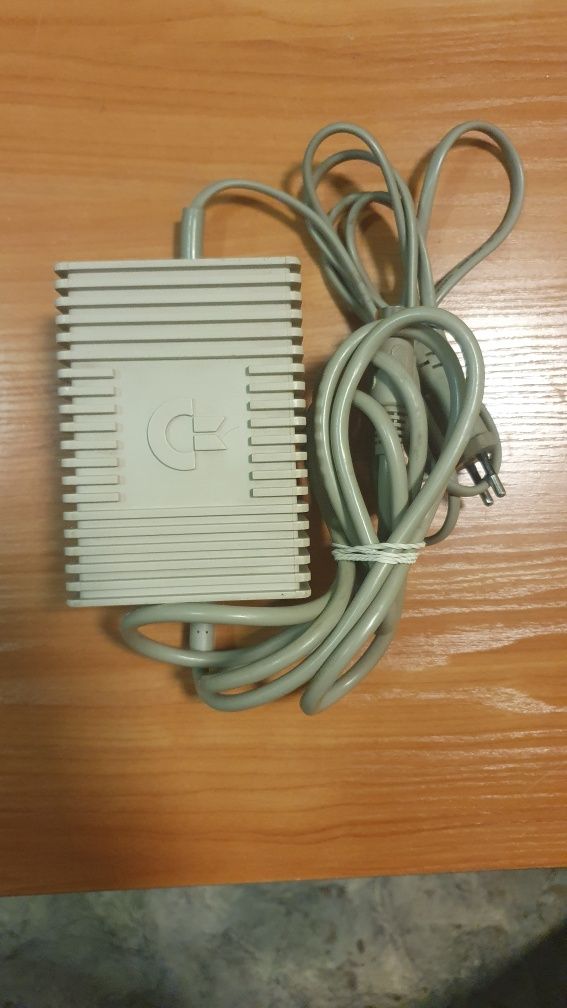 Zasilacz Commodore C 64 - Oryginalny zasilacz Commodore C 64.