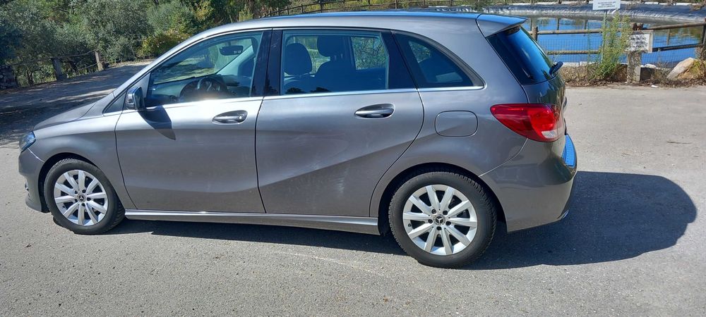 Mercedes B180 d style ipecável  em estado novo.