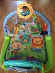 Mata edukacyjna/gimnastyczna z pianinkiem Fisher Price