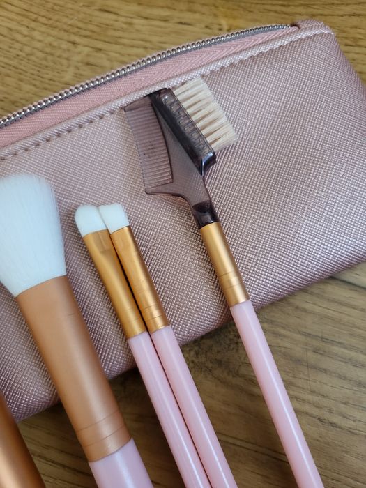 Zestaw pędzli do makijażu Avon w etui