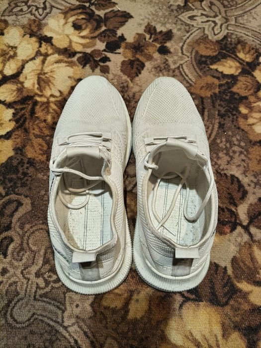 Білі кросівки сітчасті