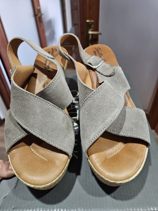 Sandálias cruzadas como novas