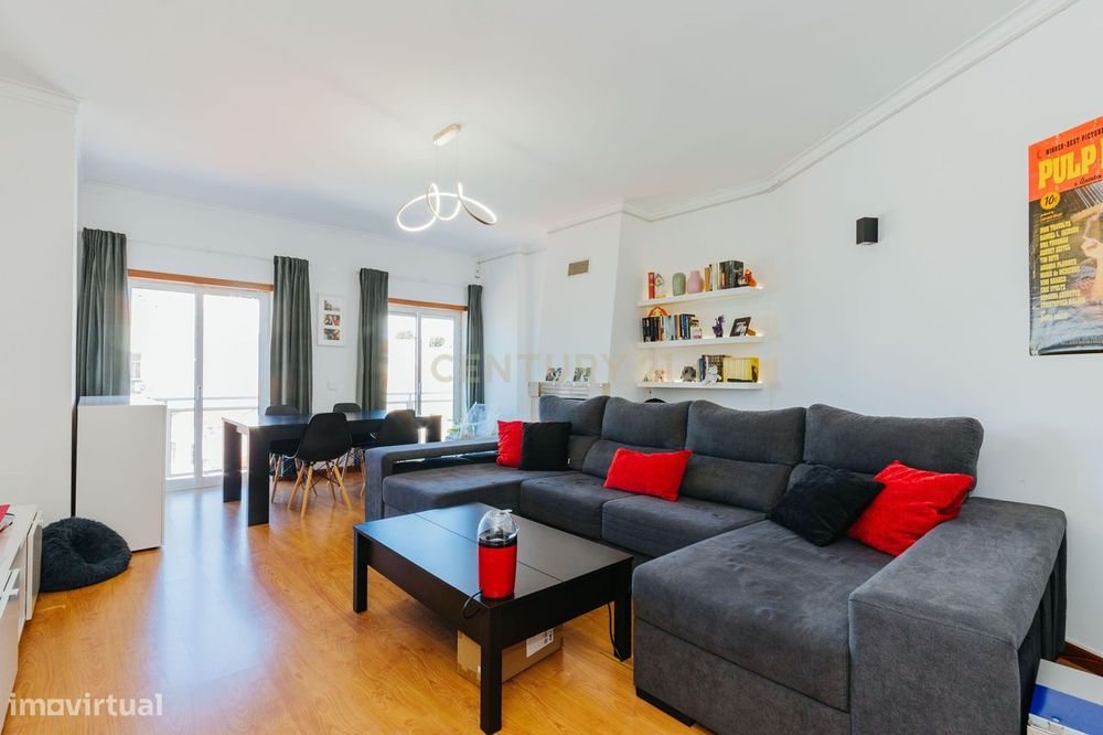Apartamento T3 Vialonga com Arrecadação, Parqueamento e 3 Varandas