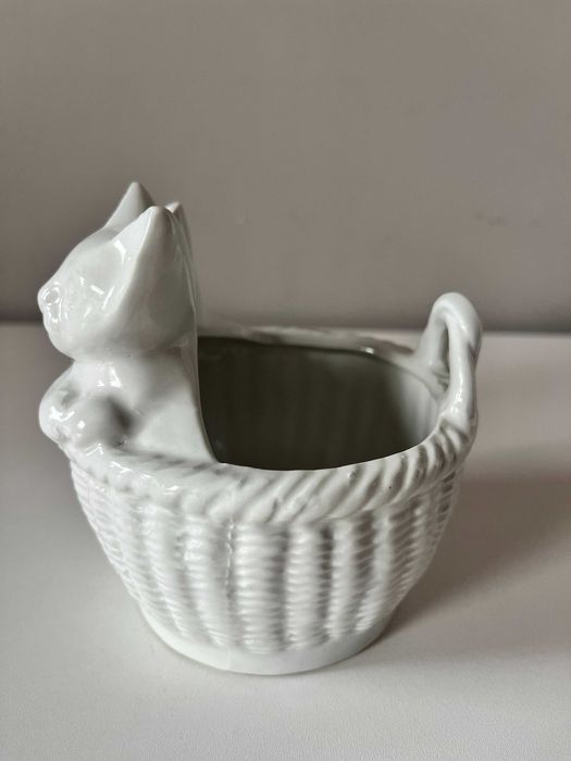 Biała, ceramiczna, ozdobna osłonka z kotkami