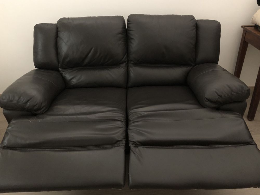 Como novo:Sofa preto em pele com pernas extensiveis.